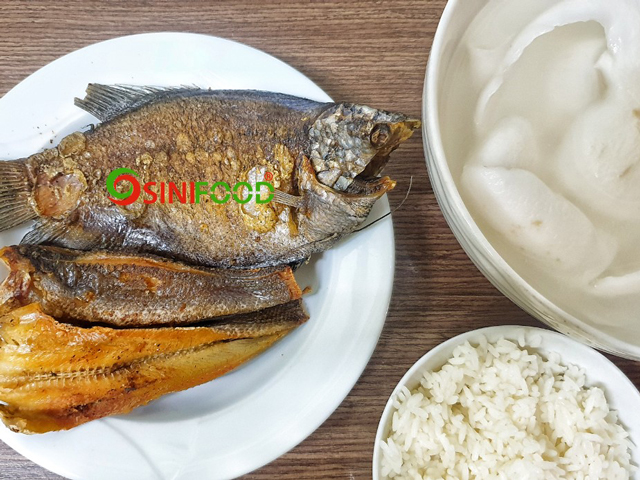 Khô cá sặc chiên ăn cùng cơm nguội và nước dừa