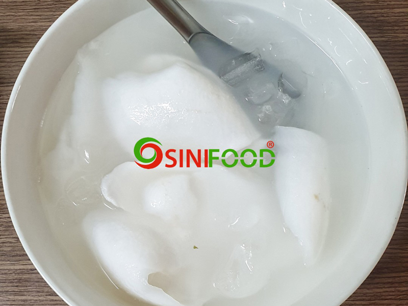 Nước dừa tươi cùng cái dứa (cơm dừa) bỏ thêm xíu muối